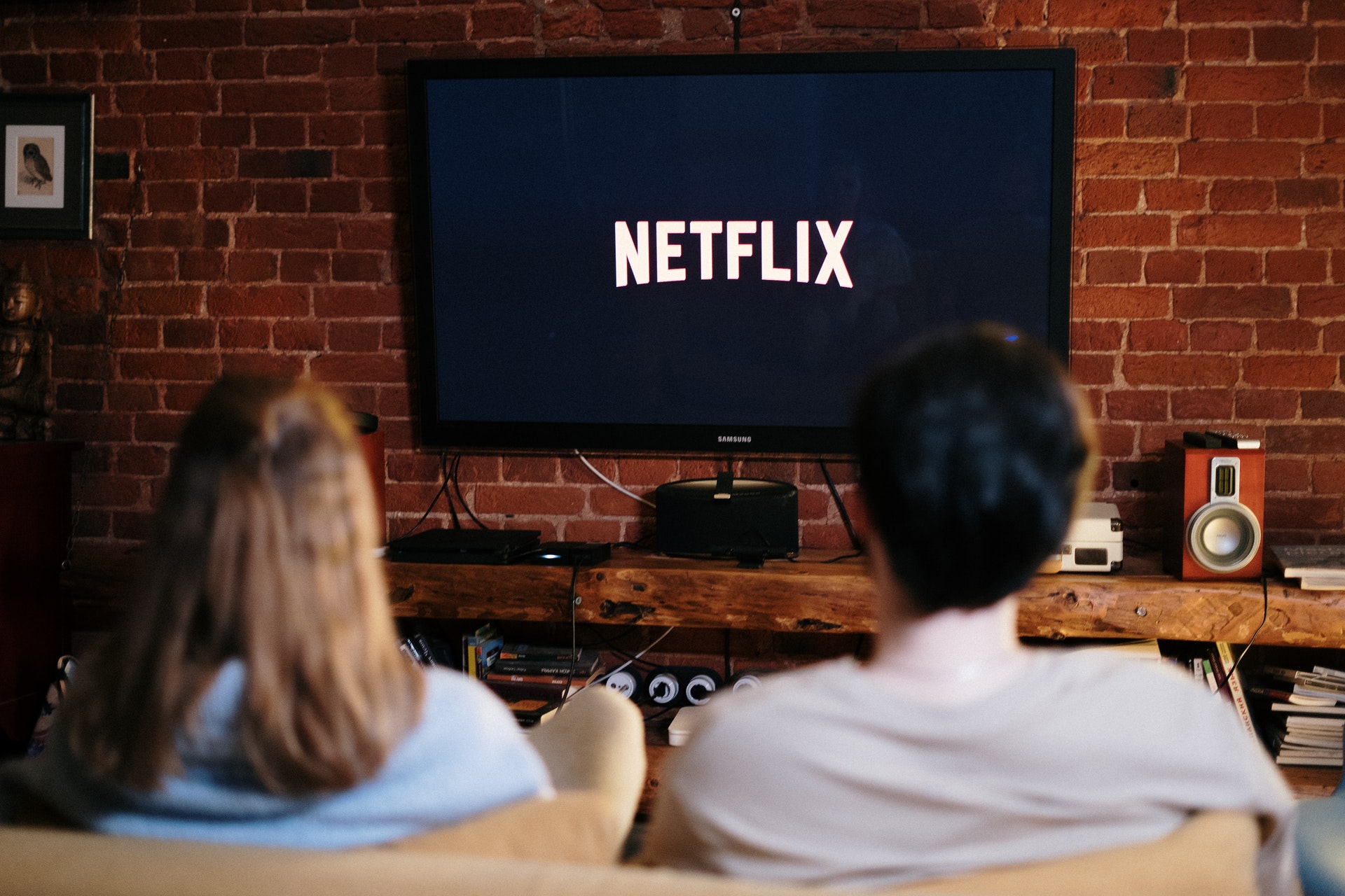 how does netflix make money